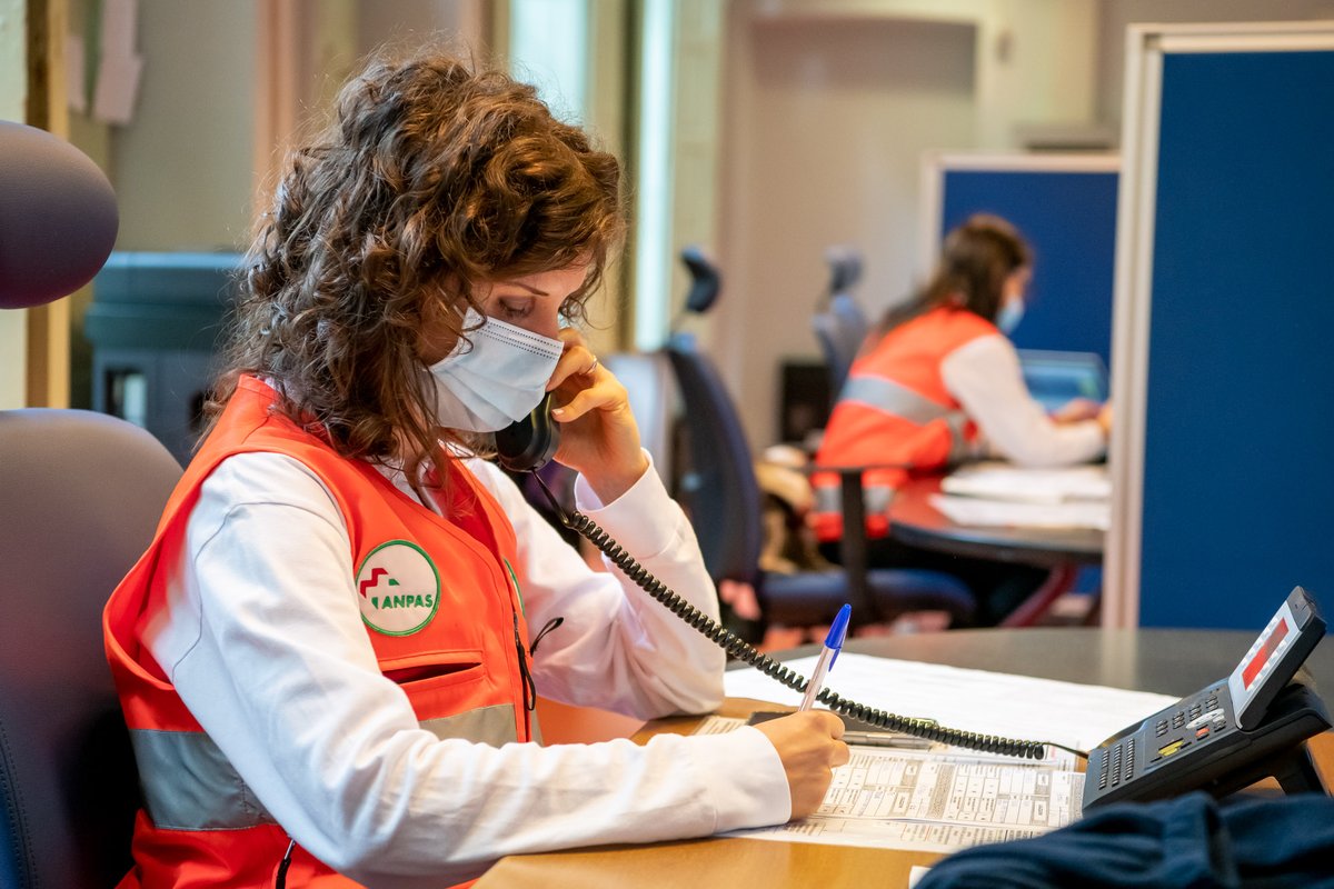 Dal 14 novembre è stato riattivato, con il prezioso supporto dei Volontari del Soccorso e degli Studenti di Medicina, il Numero verde sanitario regionale 800 192020. A rispondere alle chiamate dei cittadini, 7 giorni su 7, vi sono anche i volontari e le volontarie dell’#Anpas