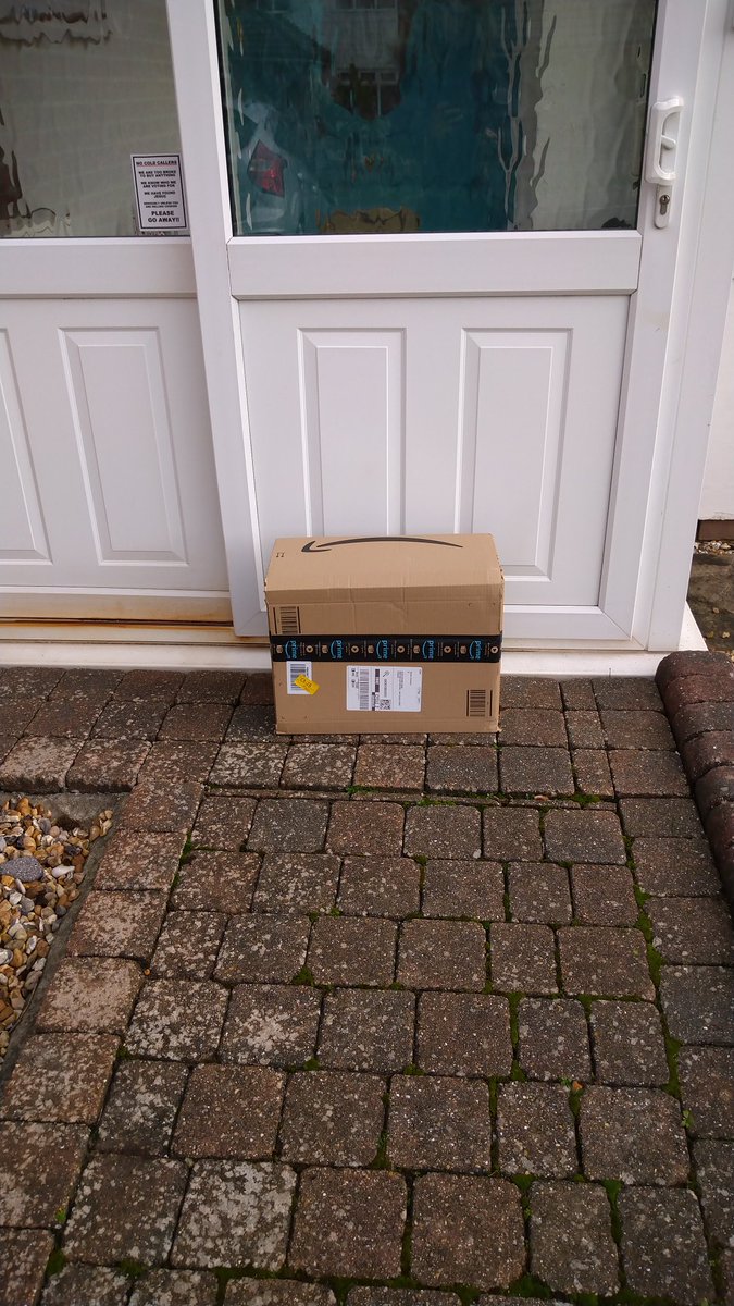 SharonPThompson's tweet photo. How is this "handed to resident" @amazon!!?? #luckyitwasntstolen #customerservice https://t.co/XWj7XxbvBq