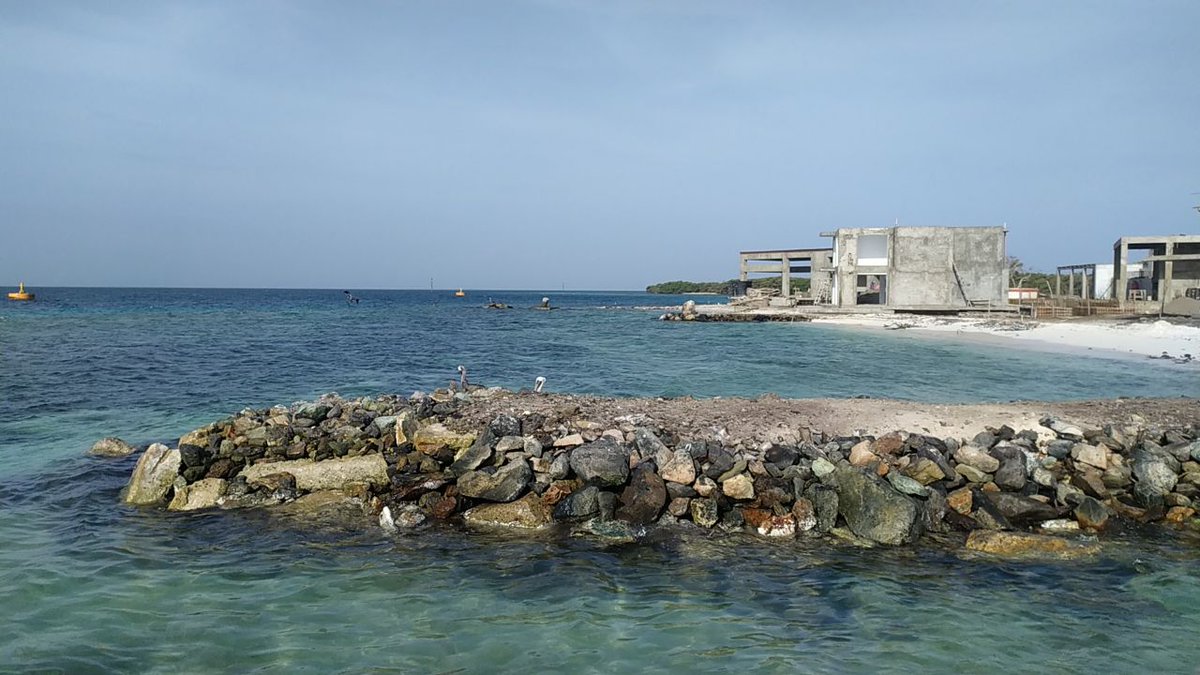 ArmandoInfo's tweet photo. Las edificaciones, de medidas superiores a las permitidas en Los Roques, fueron autorizadas por Inparques en la cabecera noreste de la pista de aterrizaje, un terreno prohibido que le otorga a los selectos propietarios el privilegio de un club cerrado https://t.co/by4STxLXCz https://t.co/u3AQTeDLi9