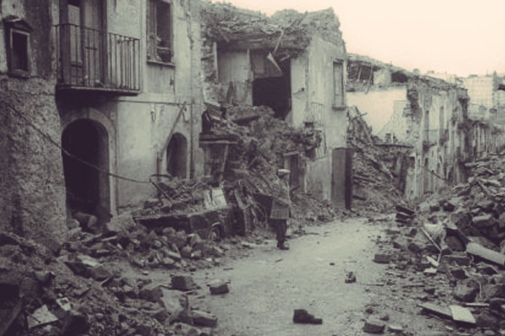 perchetendenza's tweet photo. #Irpinia:
Perché esattamente 40 anni fa un terremoto di magnitudo 6.9 colpiva quest'area, radendo al suolo 36 paesi al confine tra Campania e Basilicata e provocando 3.000 morti e 9.000 feriti https://t.co/nFfmnsjycY