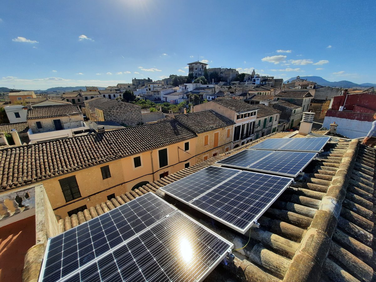 JSocies's tweet photo. L'#Embatsolar de @SomEnergiaMallo @SomEnergia ja és a la teulada. Ara a aprofitar el sol que tenim a #Mallorca https://t.co/KuuAItyQOW