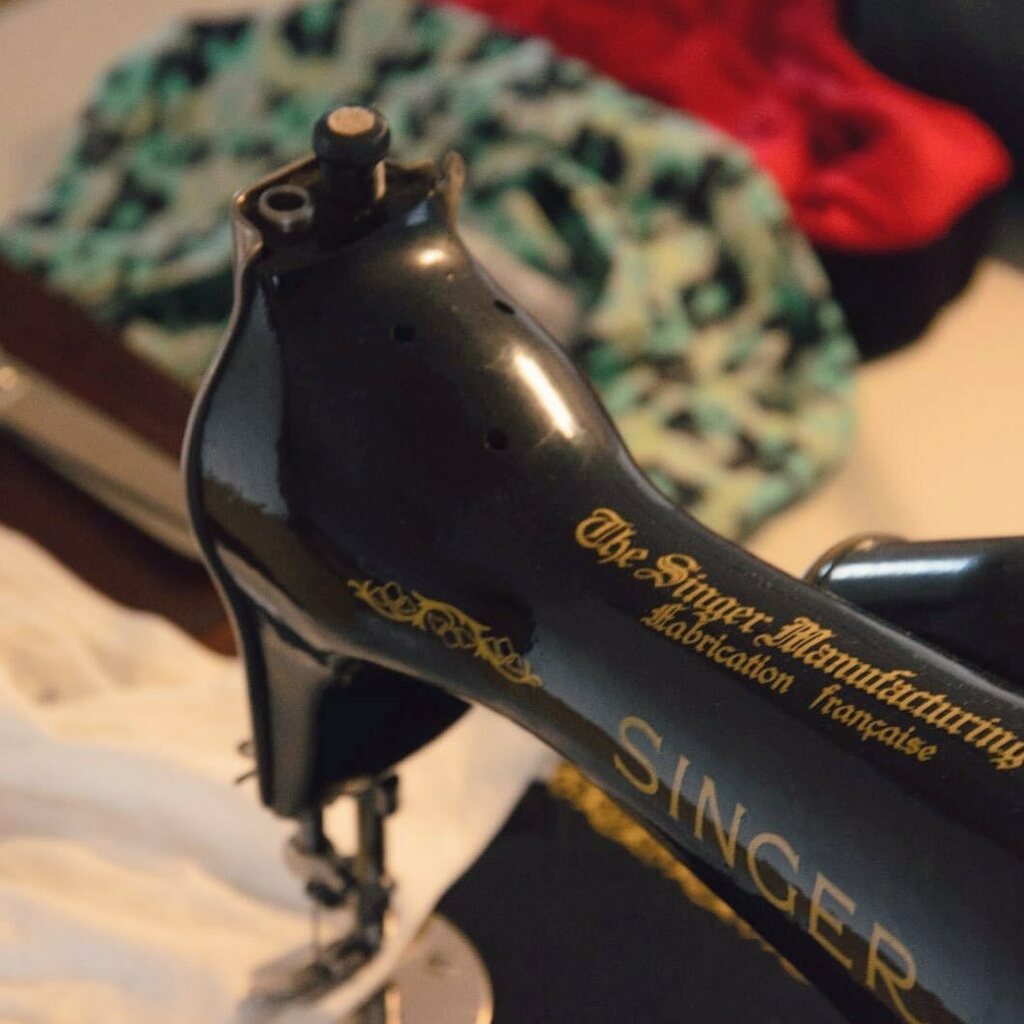 maisontfk's tweet photo. Machine à coudre vintage  @singerfrance 

#madeinFrance #singer #vintage #tailor #frenchmade #fabriqueenfrance #paris #createur #modedurable https://t.co/F43li6IsJq https://t.co/HkALRlyBWS