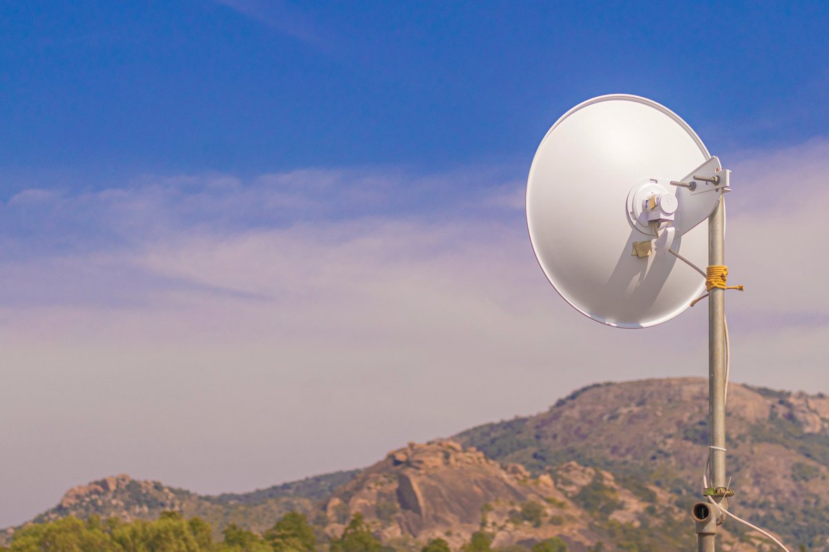 servelots's tweet photo. Yesterday we piloted connecting the villages of Devarayanadurga,Iruway&Durgadhalli to fibre broadband Internet through relay@ Ravamill,Tumkur. We will be setting up repeaters across the villages, expanding the network.
#Wifi #mesh #internetacess
pc @thestrangerobot https://t.co/VvrdvHY1E1