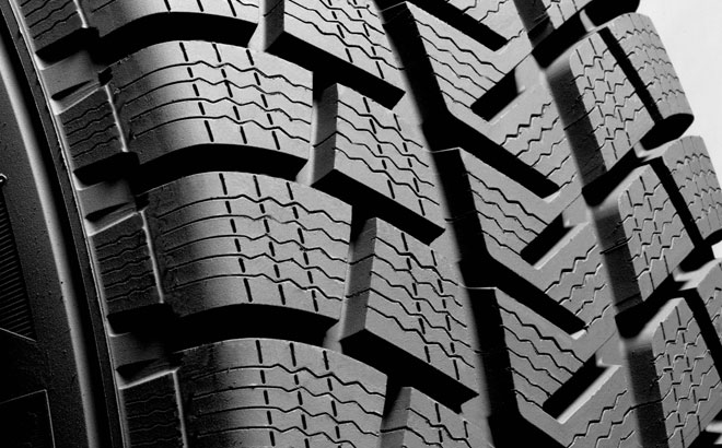 Las temperaturas bajas y la climatología adversa afectan a la conducción en invierno, mejor calzar el coche con neumáticos apropiados para ir seguro sobre agua o nieve vidapremium.com/consejos-para-…
