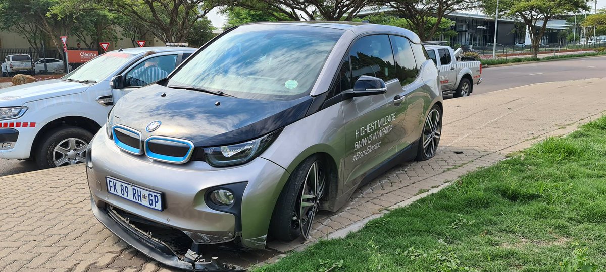 BreevAfrica's tweet photo. Luckily the @BMWSA #BMWi3 is built really well and handled this unforseen event like a champ
Now for all the admin and work to get our trusted high mileage vehicle back on the road
#evCrowdRoute https://t.co/sbwgaNHGys