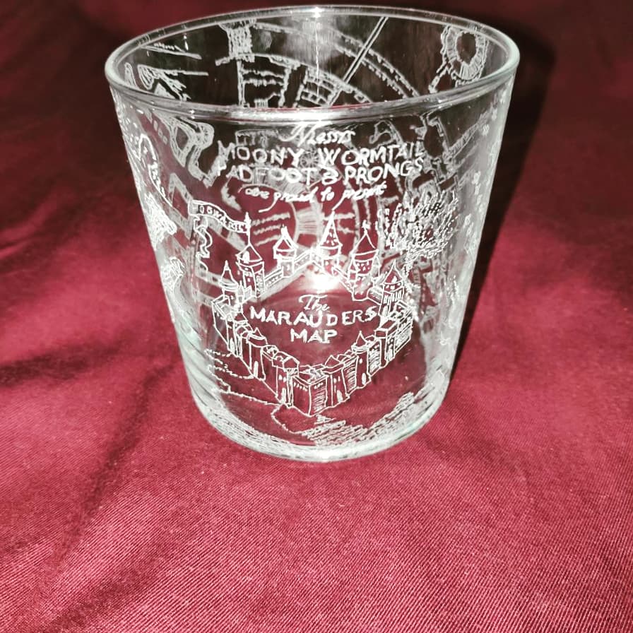 ArtedeFrikis's tweet photo. los señores lunatico colagusano canuto y cornamenta les presentan el #vaso #tallado a mano del #MapaDelMerodeador
¿Y tu quieres el tuyo? pues no te quedes esperando a que aparezca, cómo esa #CartaDeHogwarts que nunca llegó y pídenos uno 😉 https://t.co/Vz8aWX6ozh