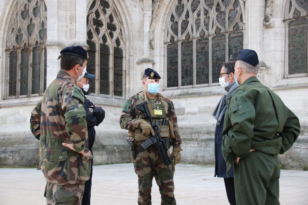Prefet27's tweet photo. #LIENARMEENATION #VIGIPIRATE - Jérôme Filippini, @Préfet27 à la rencontre des réservistes engagés dans l'Eure au centre opérationnel #DMD27 et des effectifs #Sentinelle, mobilisés pour contribuer à la lutte anti-terroriste dans l'#Eure 🇫🇷 https://t.co/q5GfjFuSWq