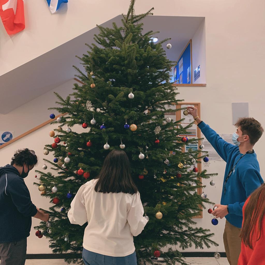 dldboarding's tweet photo. It's beginning to look a lot like Christmas at @DLDcollege 

This weekend our boarding staff and students were busy making things feel festive in the Atrium. @Alpha_PlusGroup
@GoodSchoolsUK @BSAboarding 
#ChristmasIsComing #Christmas2020 https://t.co/fgOOzb5yJl