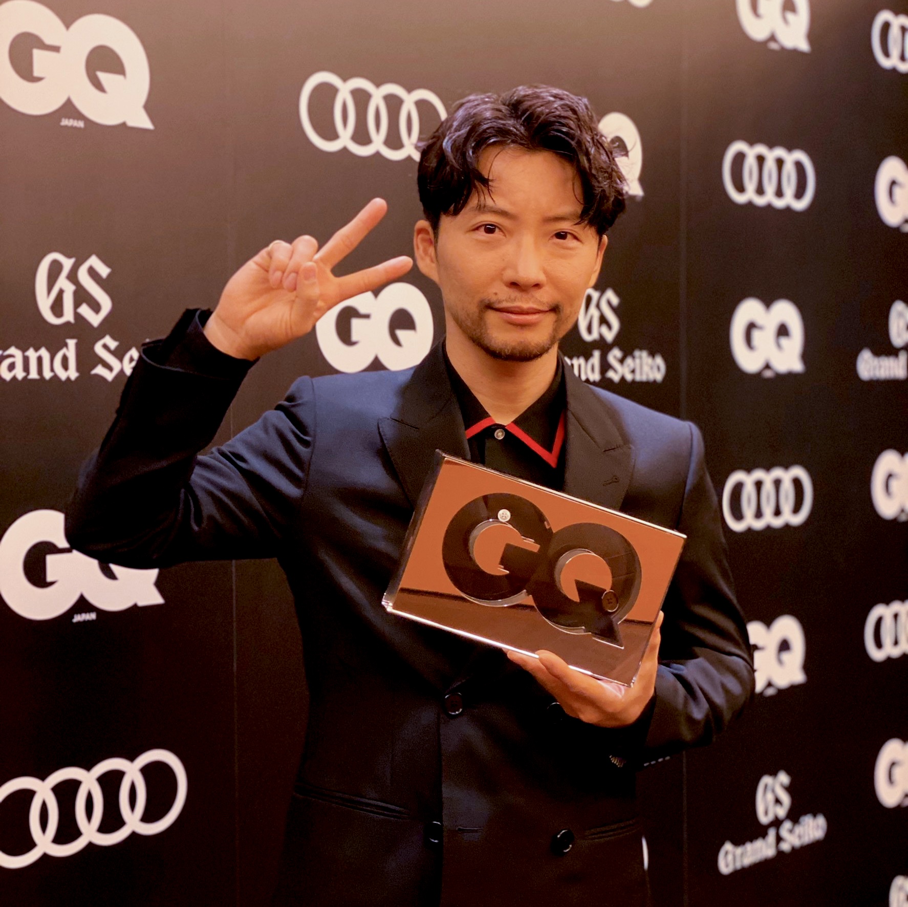 星野源 Gen Hoshino 星野源が Gq Men Of The Year 授賞式に登壇 ジャンルを超えて幅広く活躍し 世の中に様々なインスピレーションを与えた人物を讃える インスピレーション オブ ザ イヤー賞 を頂きました 授賞式の生中継もご覧いただき