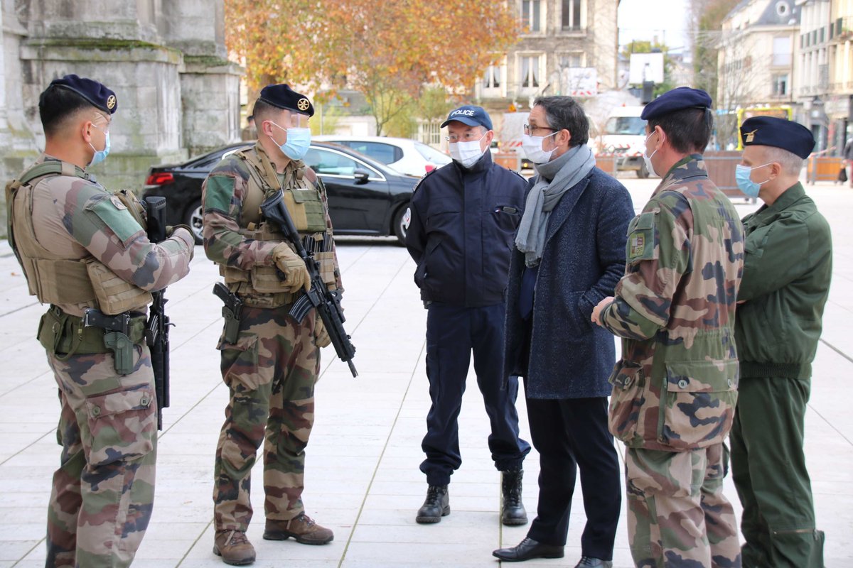 Prefet27's tweet photo. #LIENARMEENATION #VIGIPIRATE - Jérôme Filippini, @Préfet27 à la rencontre des réservistes engagés dans l'Eure au centre opérationnel #DMD27 et des effectifs #Sentinelle, mobilisés pour contribuer à la lutte anti-terroriste dans l'#Eure 🇫🇷 https://t.co/q5GfjFuSWq