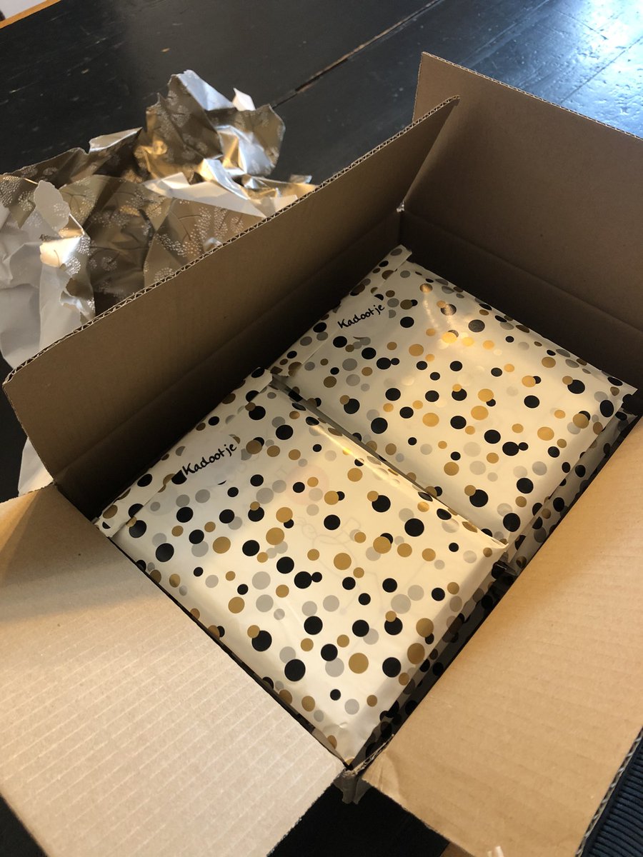 HandboekvTalent's tweet photo. Hallo Sint 💫🎁. Een doos inspirerende cadeaus is onderweg! #eenboekisaltijdfijn #relatiegeschenk #teamcadeau https://t.co/EZRtz6Ax2z