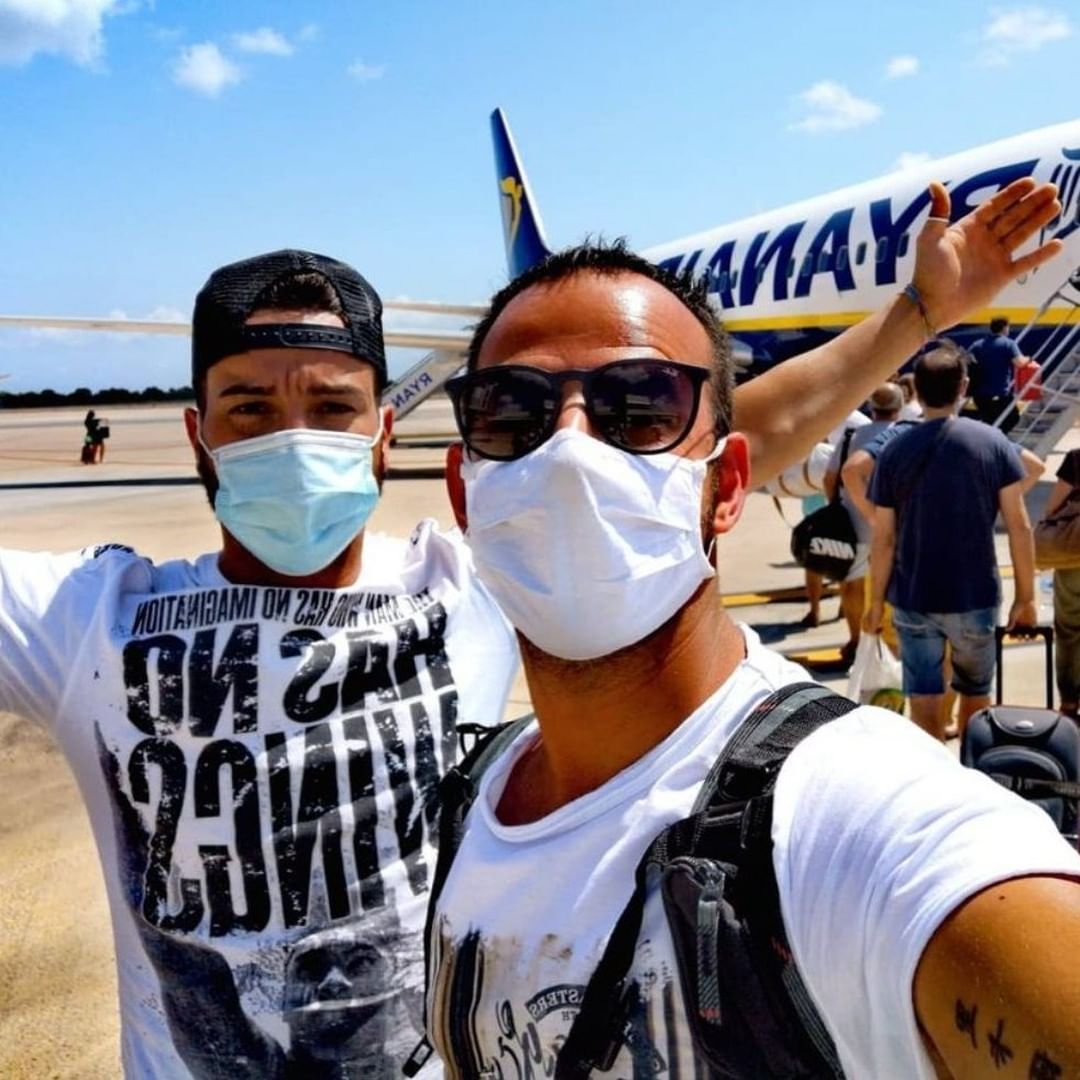 Ryanair_ES's tweet image. Levanta la mano si estás pensando en tu próxima escapada 🙌
 
Gracias a Riccardo Messi por compartir su #maskie antes de abordar 🤳💫

#Ryanair #MasksOn #HealthyFlying