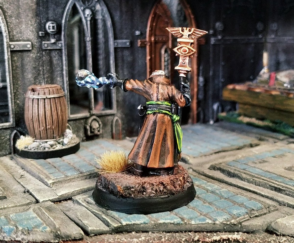 Hoy os muestro otra miniatura de mis Sataphy, mi regimiento de la Guardia Imperial #oldhammer

Es un Psíquico Autorizado aunque le he hecho una mini conversión para subirle el rango ya que lo uso de Psíquico Primaris.