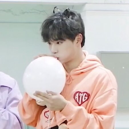 #준서 HE'S SO TINY 😭💔💔