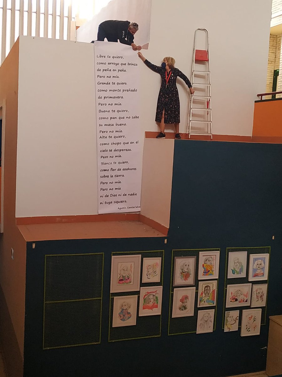 Aequitas25JM's tweet photo. Montando las exposiciones del #25N en @iesjdmairena Espectacular la implicación del alumnado de #BachArte Y nuestra coordinadora de #Coeducación @milalogos26 no tiene reparos en trepar a lo más alto para ello ;-) https://t.co/Pn2kc9Ho0B