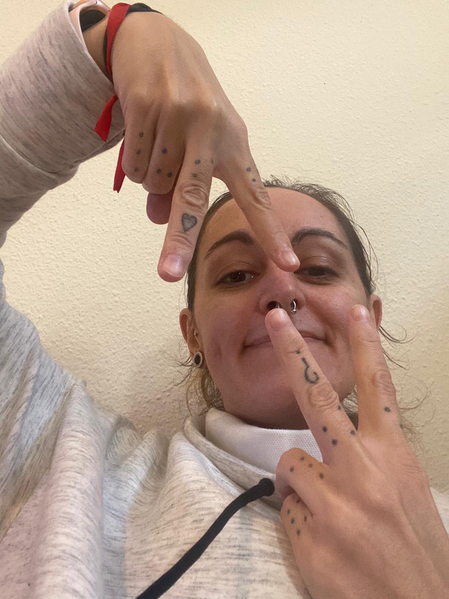 AzadaVerde's tweet photo. Una A con una mano y una V con la otra. Hazte un selfi y súbelo a tus redes con la etiqueta #ContamosConTuAzada ¡y súmate al reto #AzadaVerde!
#felizSemana!! https://t.co/jEJE3C1MYH