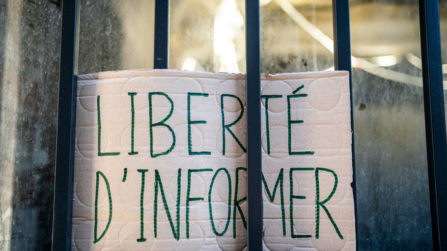 Loi "sécurité globale" : les journalistes doivent pouvoir "faire leur travail librement et en toute sécurité", rappelle la Commission européenne

francetvinfo.fr/politique/prop…