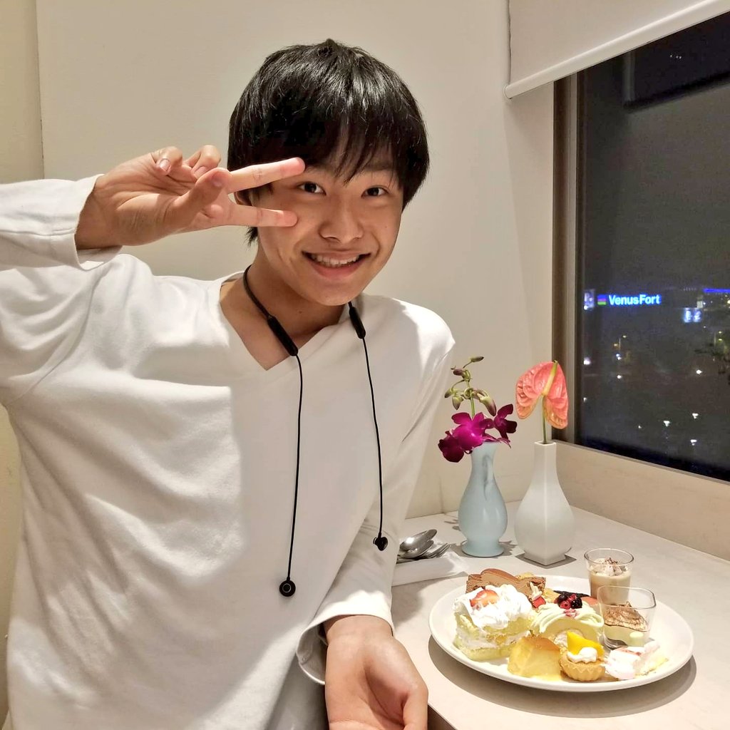 katsumi_sakurai's tweet photo. 夕方からお台場でお買い物して、いつものお店でガンダムの背中を見ながらご飯を食べてきたよ。コロナのせいか???連休最終日だからなのか???どこのお店もいつもの休日よりも空いてたよ。混んでたら嫌だと思ってたけど空いて良かった🎵
#flowerbuffet #laladream https://t.co/QGwLtHIUsk