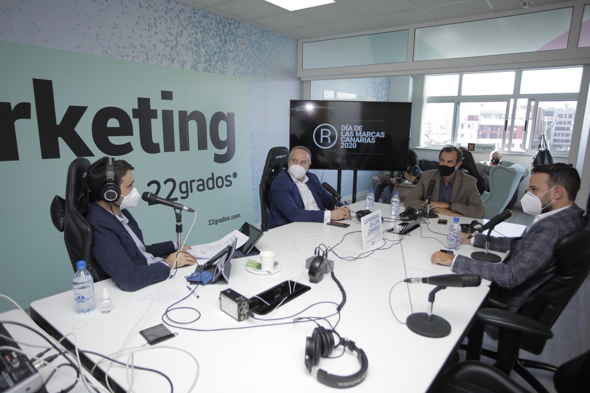 TurismCanarias's tweet photo. La “Importancia de la comunicación de las marcas canarias en periodos de incertidumbre” es el tema sobre el que @jjlorenzo, gerente de @TurismCanarias, ha dialogado con otros invitados en la celebración de #DMC2020. Con @MayerTrujillo de @CopeCanarias en las oficinas de @22grados https://t.co/9XWJUOR3qR