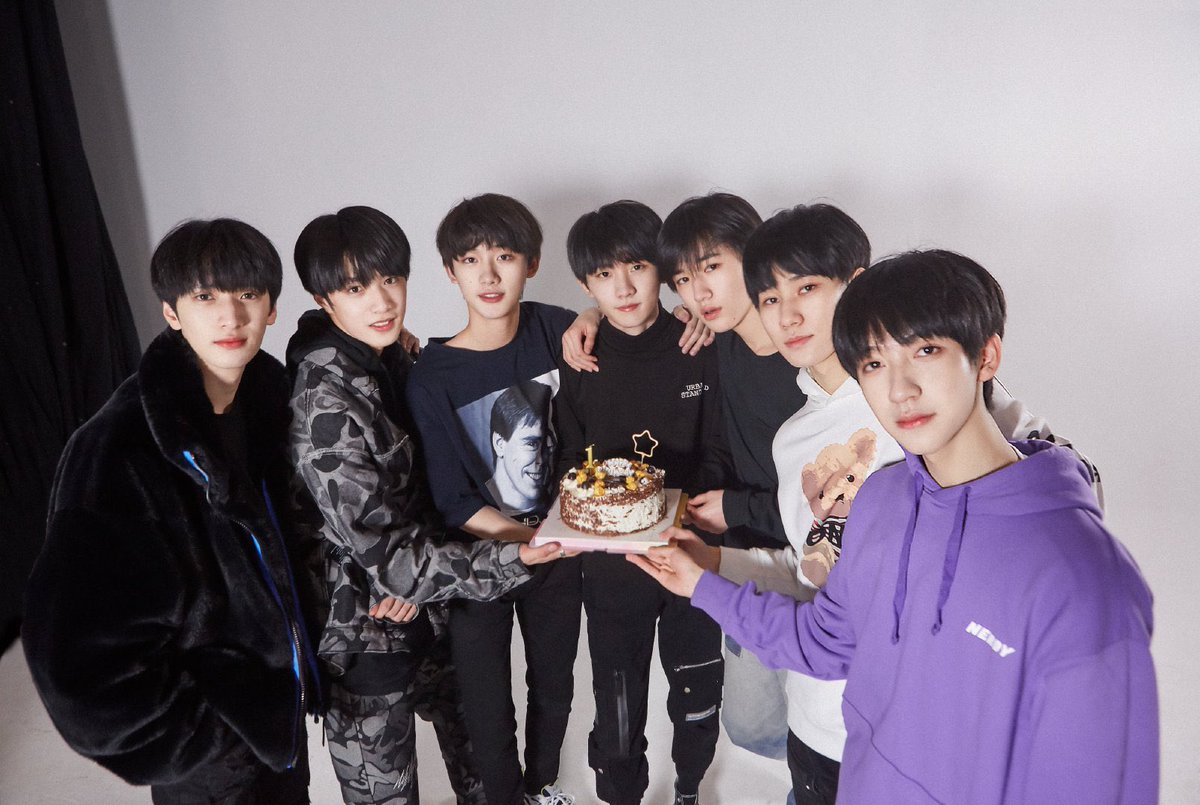__karry__'s tweet photo. 🖤 #时代少年团出道一周年快乐 🖤 https://t.co/6tP7z5Jt6A