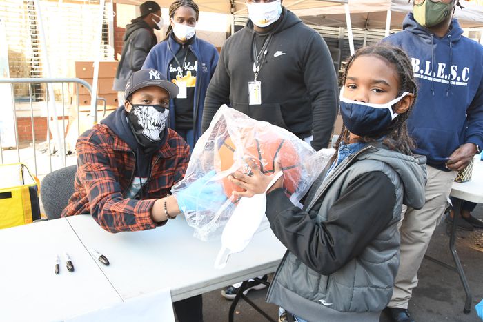 jerseyjournal's tweet image. NBA player, Jersey City native gives hometown Thanksgiving essentials
bit.ly/35XBlW2 @Hudsoncatholic @DetroitPistons @nbacares @JerseyCity