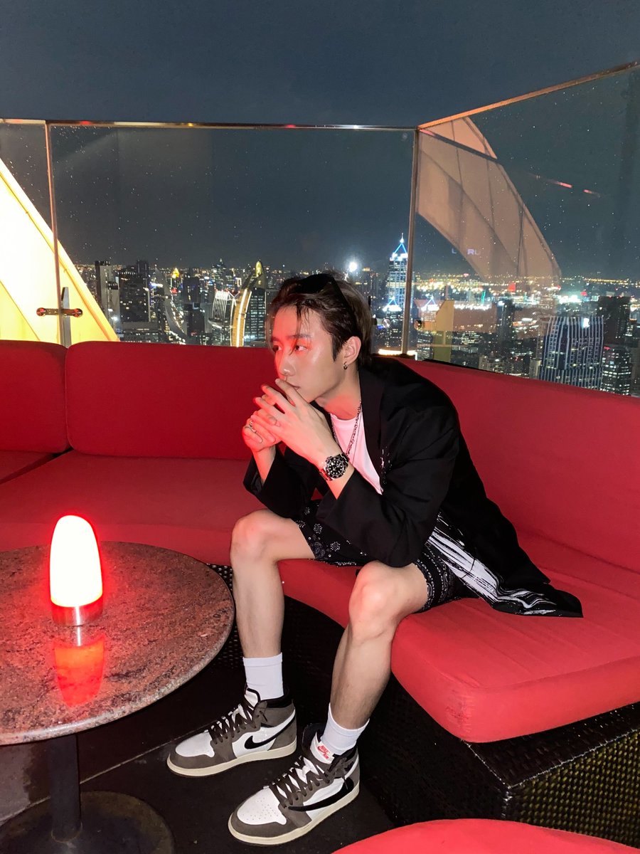 Mmarksiwat's tweet photo. be with me tonight 🖤 https://t.co/3V73Mz9juH
