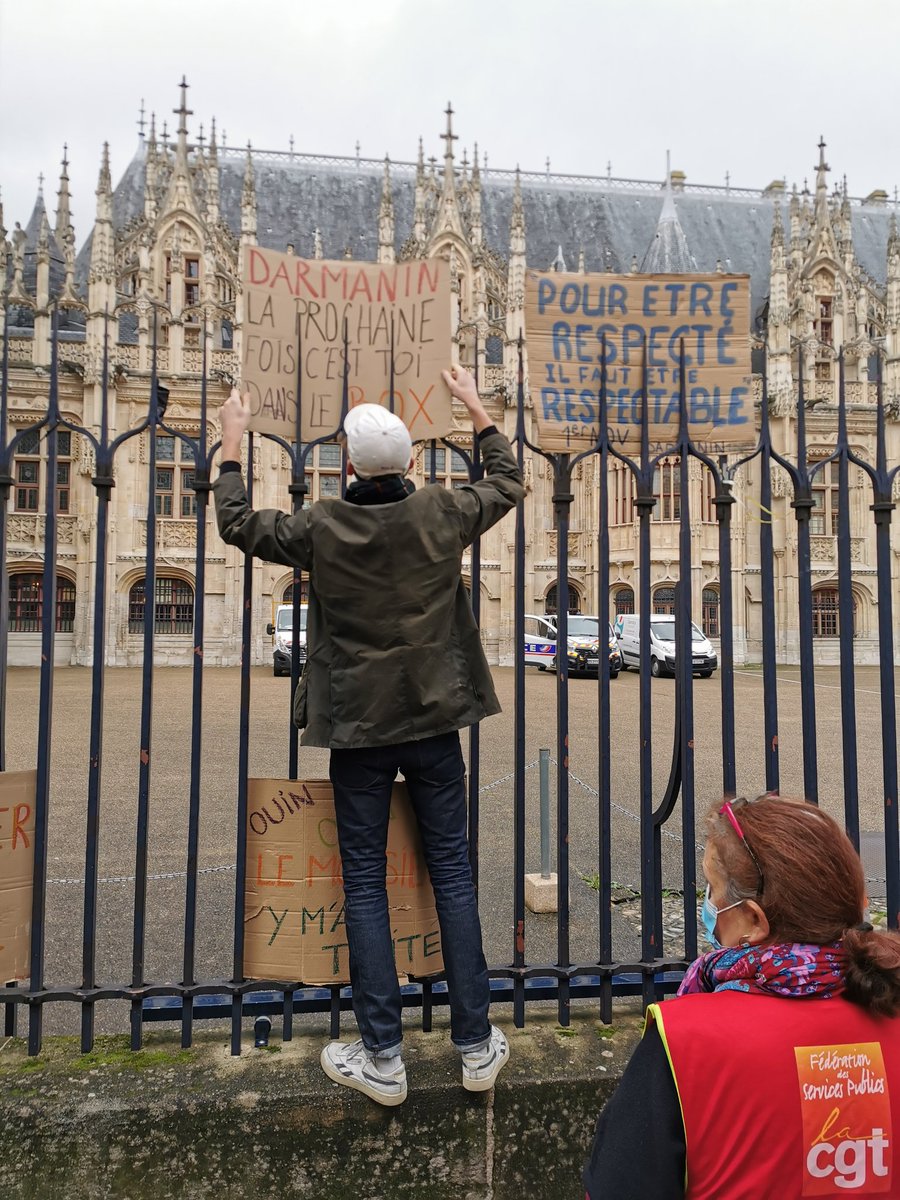 Le collectif des Ensauvagées (militantes féministes de Rouen) a préparé quelques pancartes.- "Darmanin la prochaine fois c'est toi dans le box" 