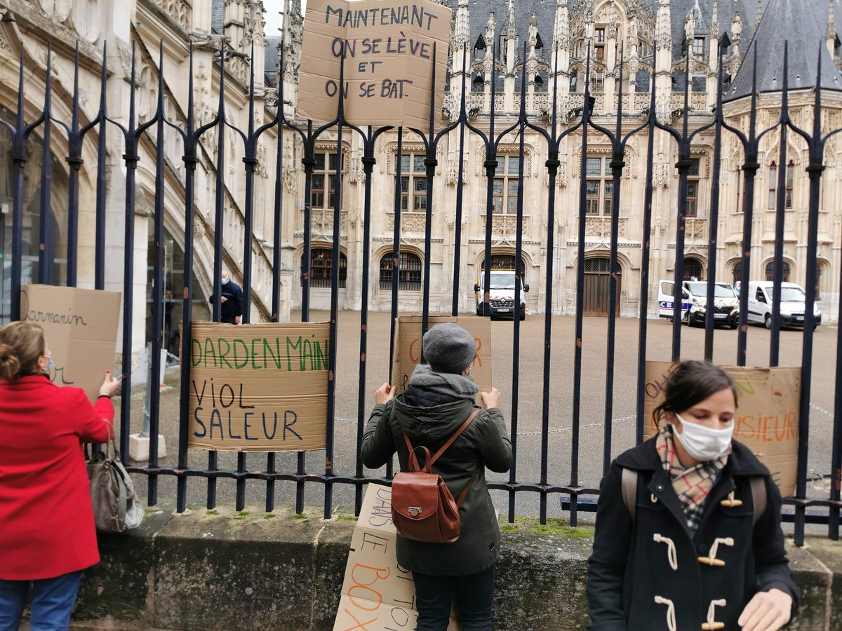 Le collectif des Ensauvagées (militantes féministes de Rouen) a préparé quelques pancartes.- "Darmanin la prochaine fois c'est toi dans le box" 