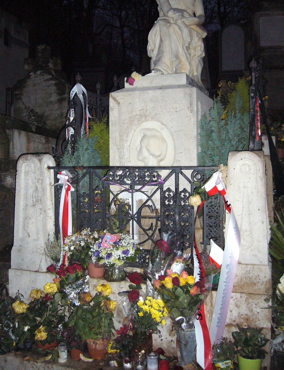 すもの フレデリック ショパンといえば パリのペール ラシェーズ墓地 Cimetiere Du Pere Lachaise にある彼の墓に行ったことがあった 花も多く 人気の高さが窺えるが この墓地で一番賑やかなのはオスカー ワイルドの墓 赤い染みは全て すもの フレデリック ショパンといえば パリのペール ラシェーズ墓地 Cimetiere Du Pere Lachaise にある彼の墓に行ったことがあった 花も多く 人気の高さが窺えるが この墓地で一番賑やかなのはオスカー ワイルドの墓 赤い染みは全て