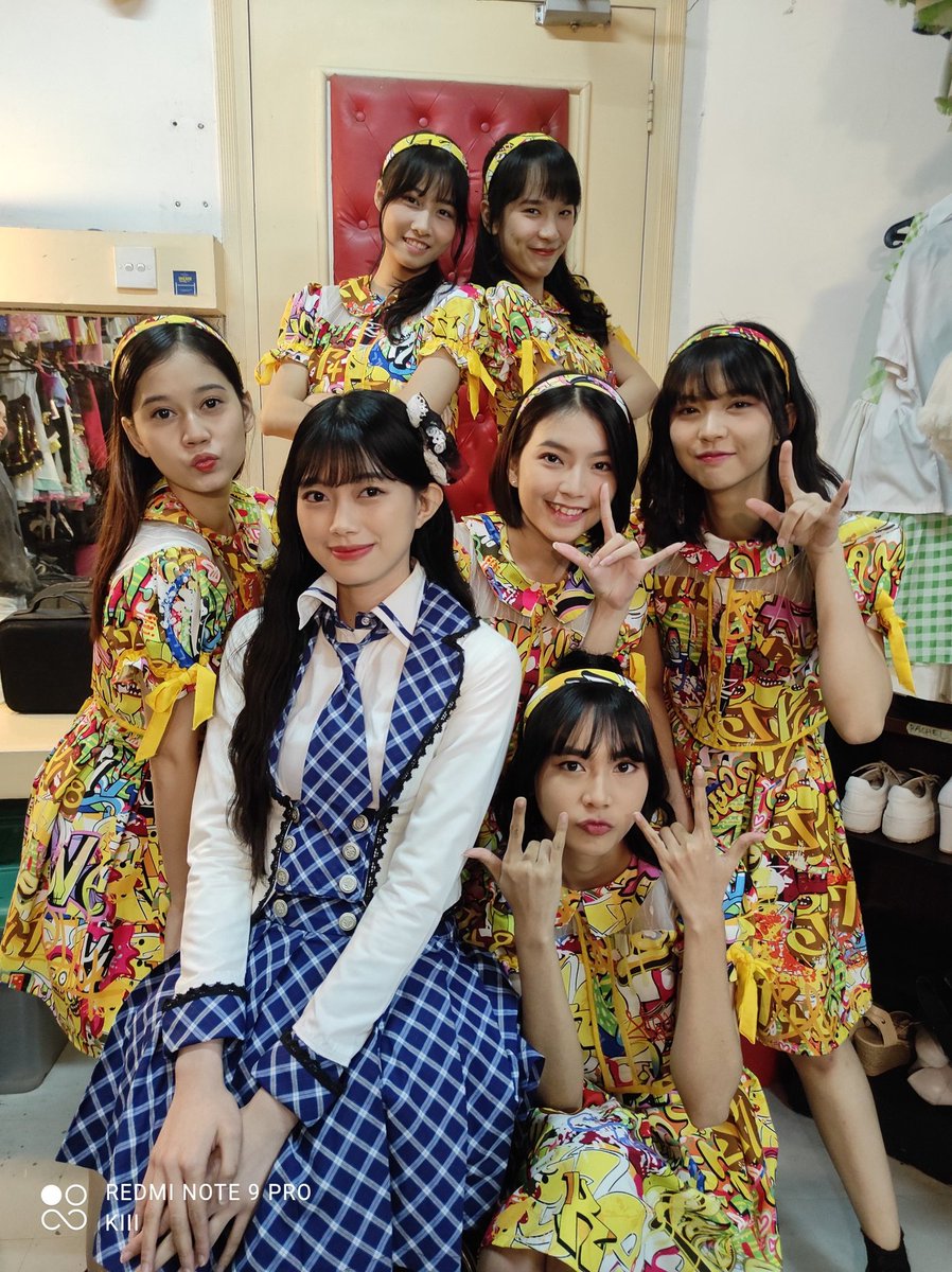 _JKT48TeamKIII's tweet photo. #JKT48BattleNightRCTIPlus nonton gaak? Yuk dukung yang kuning-kuning!! https://t.co/HW1dNHOWmQ