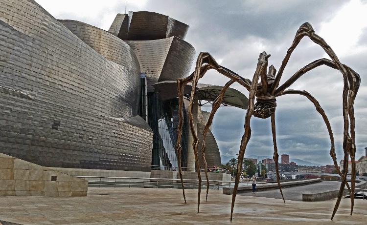 Ana1052002's tweet photo. @Isabel02719230 Esta escultura pertenece a Louise Bourgeois. Es destacado por ser un homenaje a su madre, que era tejedora, y hace referencia a una maternidad apoyada en la creación de la   seda para defender a sus hijos de los depredadores. Y  es un modo de la escultora para afrontar su pasado. https://t.co/wsiohMkndE