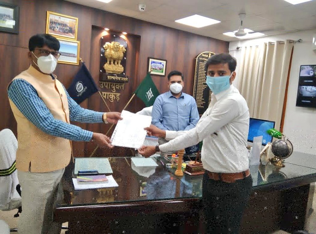 ग्रामीण विकास विभाग अंतर्गत प्रधानमंत्री आवास योजना ग्रामीण के प्रखंडस्तरीय पीएमयूसेल में रिक्तपदों के विरूद्ध भर्ती केलिए पिछले दिनों आयोजित दक्षता परीक्षा में सफल अभ्यर्थियों को नियुक्ति पत्र वितरित किया,डीडीसी ने भी सौंपा नियुक्ति पत्र।
<a href="/JharkhandCMO/">Office of Chief Minister, Jharkhand</a> 
<a href="/prdjharkhand/">IPRD Jharkhand</a> 
<a href="/DdcPakur/">DDC Pakur</a>