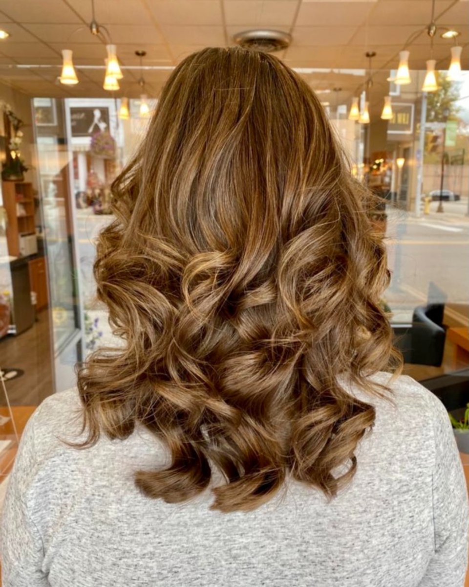 Certifiedcol's tweet photo. Bouncy brunette for the holiday season!

#brunettehair #healthyhair #hairgallerysalonandspa #allistonhair #holidayhair #supportlocal https://t.co/UR7l06QpPm