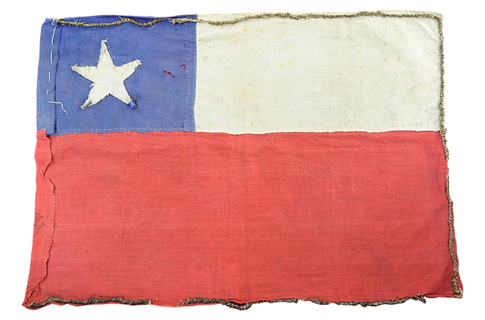 desde_1965's tweet photo. Bandera chilena sobreviviente de la Batalla de La Concepción. Jamás fue arriada. 77 soldados murieron defendiéndola en 1882.  Hoy permanece custodiada en la Escuela Militar. https://t.co/nRTrqmisM7