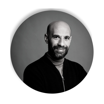 Dit jaar kun je de Anton de Komlezing <a href="/VerzetsmuseumAd/">Verzetsmuseum</a> online bijwonen op woensdag 25 november, 19.30 uur. Schrijver Abdelkader Benali vertelt in ‘Vormen van verzet' over de betekenis van verzet voor schrijvers zoals Anton de De Kom. Kijk mee: bit.ly/3pKcblE