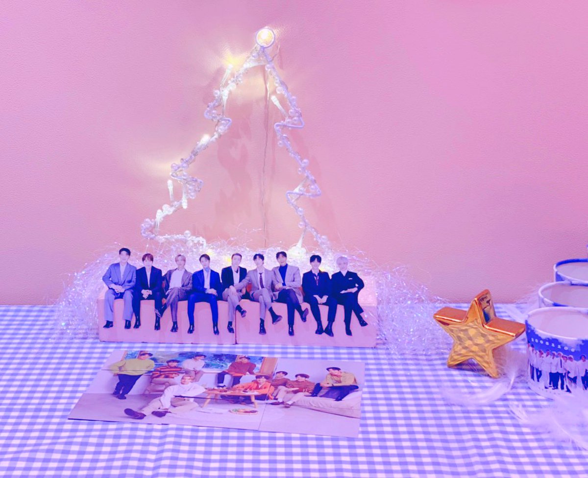 yolumlovesyou's tweet photo. #SUPERJUNIOR 
デビュー15周年記念💙
飾り付けが完了致しました

飾り付けかわいいです😭
#ELF 様　#SJ クリスマスツリー
を見にいらして下さい💙

11/24.25.26.27

💙カップホルダー2種
💙特典　パズルトレカ3枚セット
トレカランダム１枚
カップホルダー数に交互に
配布致します
@superjunior15th 様 https://t.co/pXfuMVQyFY