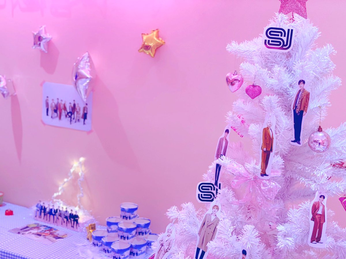yolumlovesyou's tweet photo. #SUPERJUNIOR 
デビュー15周年記念💙
飾り付けが完了致しました

飾り付けかわいいです😭
#ELF 様　#SJ クリスマスツリー
を見にいらして下さい💙

11/24.25.26.27

💙カップホルダー2種
💙特典　パズルトレカ3枚セット
トレカランダム１枚
カップホルダー数に交互に
配布致します
@superjunior15th 様 https://t.co/pXfuMVQyFY