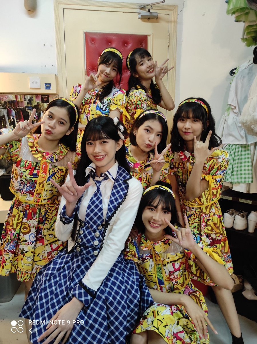 _JKT48TeamKIII's tweet photo. #JKT48BattleNightRCTIPlus nonton gaak? Yuk dukung yang kuning-kuning!! https://t.co/HW1dNHOWmQ