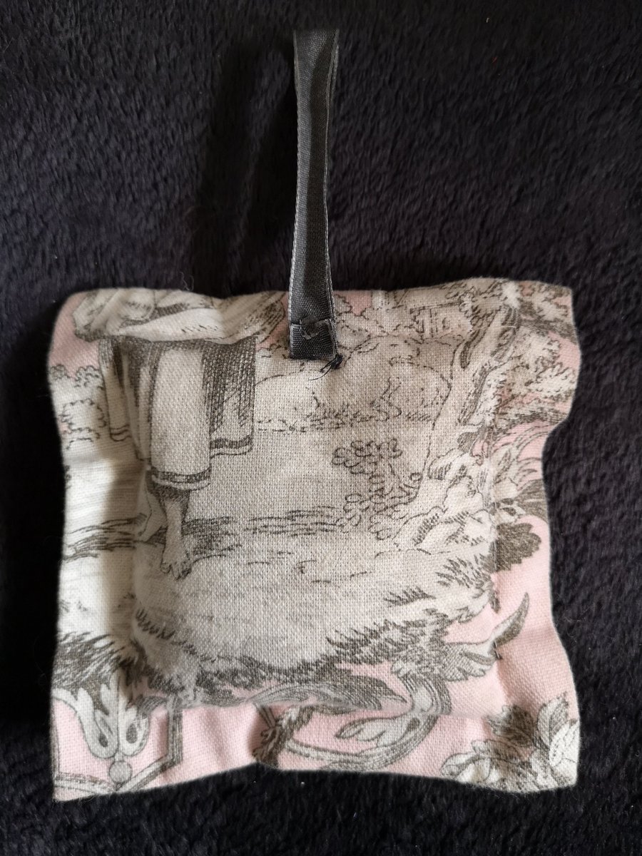 xLutana's tweet photo. So meine Lieben, ihr seid meine letzte Hoffnung.
Ich habe vor vielen Jahren ein Duftsäckchen für den Schrank geschenkt bekommen. 
Als ich es endlich ausgepackt hatte (vor ca 2 Jahren), habe ich festgestellt, dass der Geruch mich unheimlich beruhigt. Es liegt neben mir (1/?) https://t.co/YCIhB7NH9W