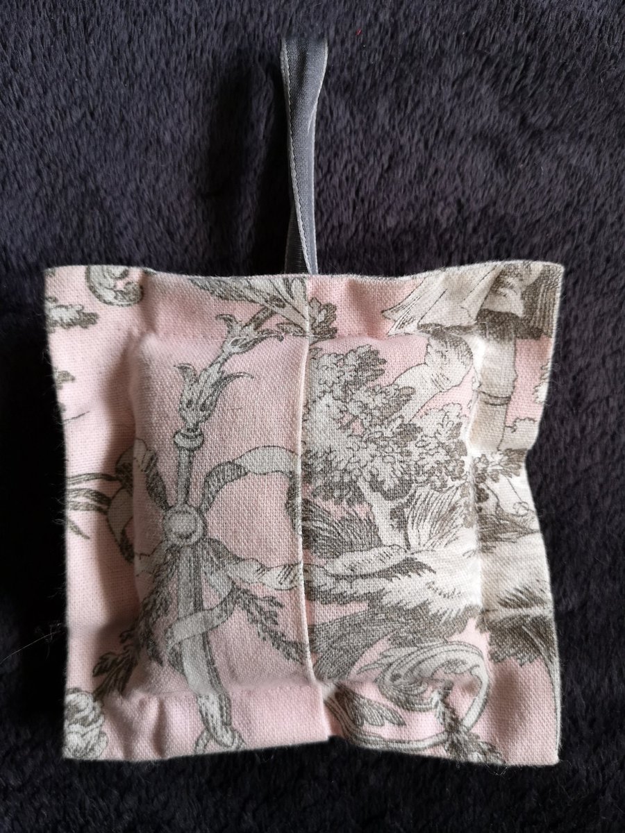 xLutana's tweet photo. So meine Lieben, ihr seid meine letzte Hoffnung.
Ich habe vor vielen Jahren ein Duftsäckchen für den Schrank geschenkt bekommen. 
Als ich es endlich ausgepackt hatte (vor ca 2 Jahren), habe ich festgestellt, dass der Geruch mich unheimlich beruhigt. Es liegt neben mir (1/?) https://t.co/YCIhB7NH9W
