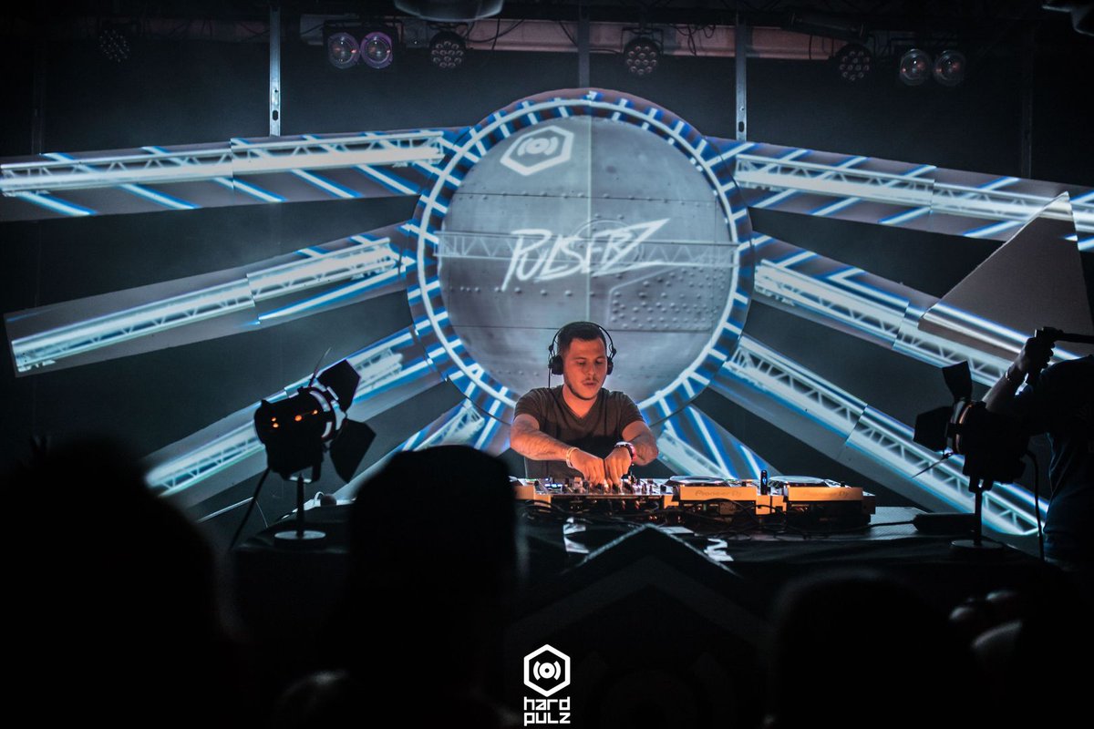 Hardpulz's tweet photo. La nostalgie quand on repense a l'incroyable soirée autour de @PhutureNoize l'année dernière 💯 @Pulserz était venu de Lyon jouer sa musique et c'était vraiment un moment fort ! Soutien à lui aussi ainsi que tous les acharnés de la compo qui nous rendent fiers 🤜🤛 #hardpulz https://t.co/01pG8r0sJk