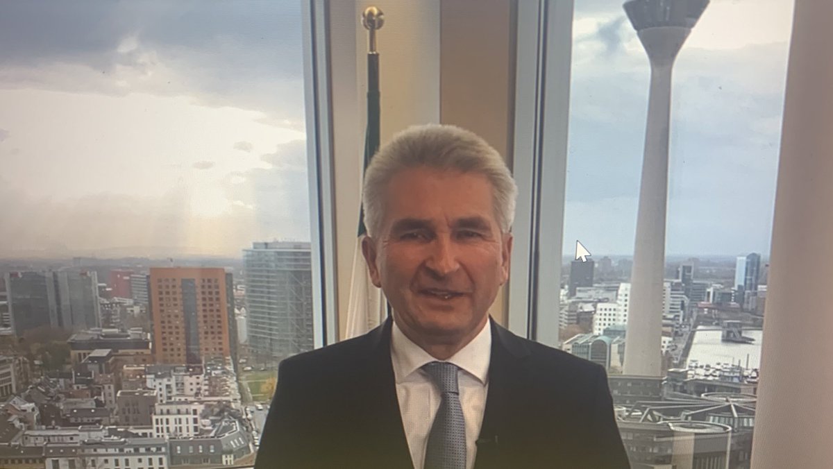 healthcare_de's tweet photo. Um 15 Uhr Auszeichnungen bei #DigitalHealthNOW @ztg_nrw: #Startups in NRW sind stark so @a_pinkwart - er freut sich auf die Verleihung und innovative Ideen, die wir gerade jetzt besonders benötigen! https://t.co/d1qPOe2VlM