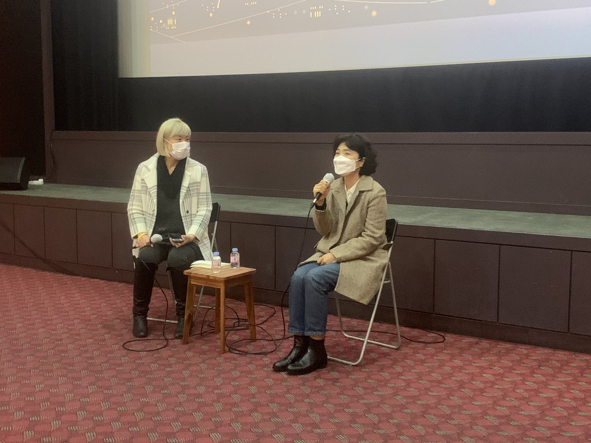 “<당신의 사월>은 우리가 어떻게 세월호를 경험했는지 다시 기억하게끔 만드는 영화다. 영화 속 ‘당신’이 관객인 ‘나’와 접촉하게 만듦으로써,...