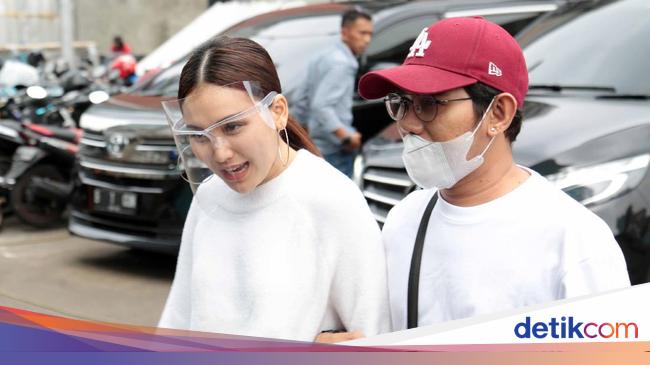 tapair1's tweet photo. Ayu Ting Ting Masih Bungkam soal Adit Jayusman https://t.co/HP4dqFyi6V https://t.co/51JhTpnV9h