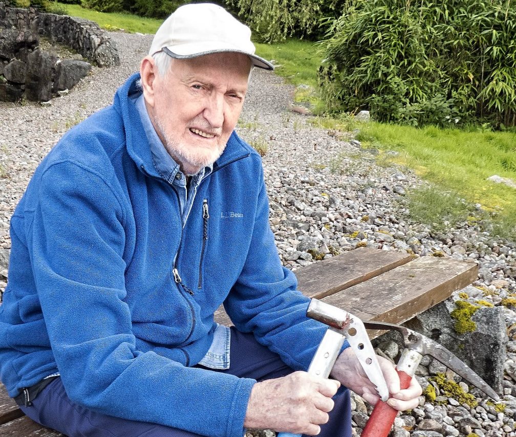 Scotland’s fabled man of the mountains and Matterhorn climber Hamish MacInnes dies aged 90 dlvr.it/RmFf81