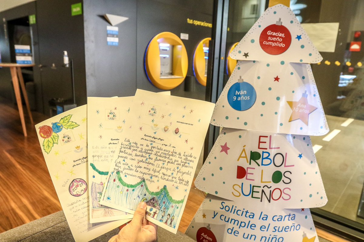 Ya ha llegado a todas las oficinas de @caixabank el #ArboldelosSueños para que 25.000 niños en situación de vulnerabilidad reciban sus regalos estas próximas Navidades. caixabank.com/comunicacion/n…