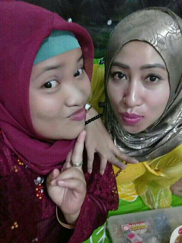 Foto sama kakak kita.. tukang tata rias pengantin.. love you kakak ku..