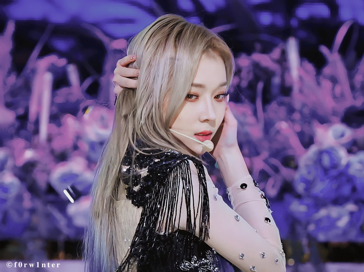 f0rw1nter's tweet photo. <HD>
2020.11.22 SBS INKIGAYO AESPA WINTER FANCAM🤍
#aespaDebutStage #aespa𓆙 #aespaWinter #WINTER #AESPA_WORLD_DOMINATION #AESPASTYLE #김민정 #윈터 #KimMinJeong #金玟庭 #에스파 #WinterHK #BlackMamba #aespaedits #AespaHotDebut https://t.co/xS7g2XnC5K