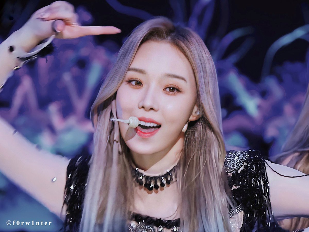 f0rw1nter's tweet photo. <HD>
2020.11.22 SBS INKIGAYO AESPA WINTER FANCAM🤍
#aespaDebutStage #aespa𓆙 #aespaWinter #WINTER #AESPA_WORLD_DOMINATION #AESPASTYLE #김민정 #윈터 #KimMinJeong #金玟庭 #에스파 #WinterHK #BlackMamba #aespaedits #AespaHotDebut https://t.co/xS7g2XnC5K