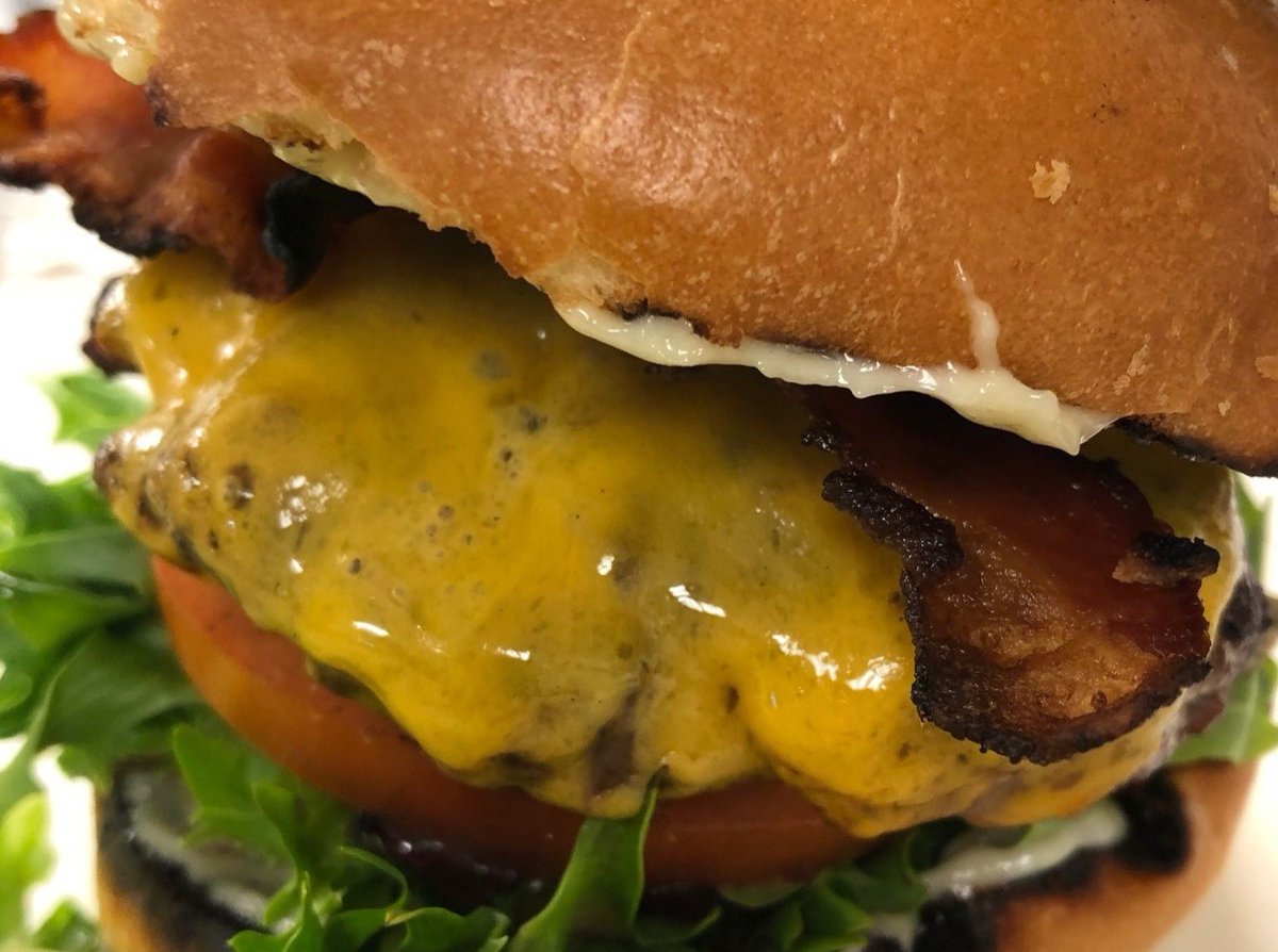 Lake1886's tweet image. #beerandaburger #mondays $16 #homemade #saucy #juicy #ontariobeef #springhillfarms #lettuce #tomatoes #garlicmayo #handcutfries #craftbeer @NewOntarioBrew @gatewaycitybrew @canvasbrewing @HighlanderBrew #seeyousoon #friendsandfamily #workingdudes #localsupport😍